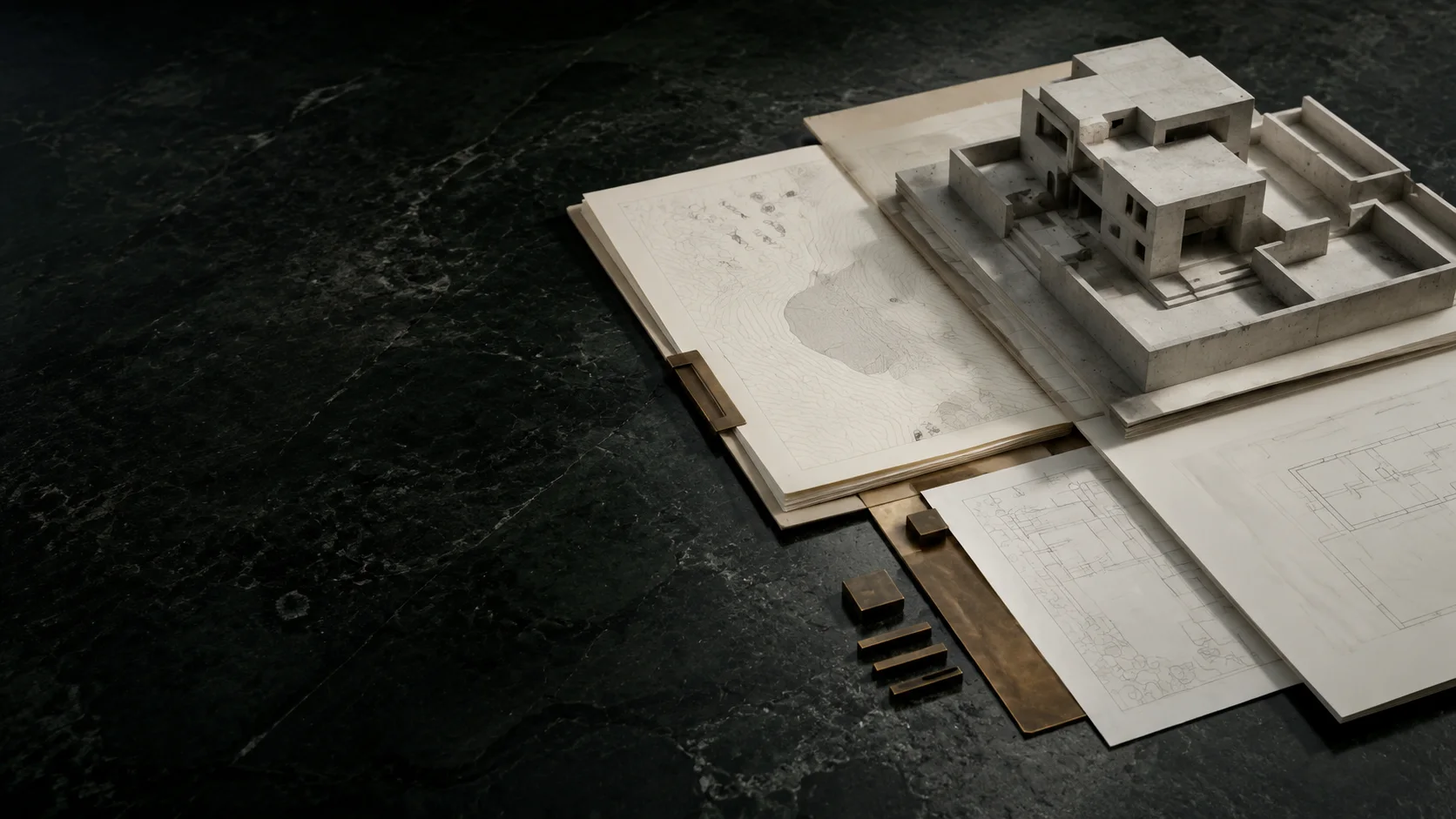 Maquete arquitetônica em concreto sobre plantas e mapas topográficos, com ferramentas de bronze, sobre uma bancada de pedra escura